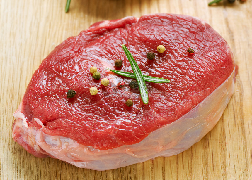 肉类原牛排木头蔬菜香料产品食物牛肉迷迭香奶牛鱼片中心图片