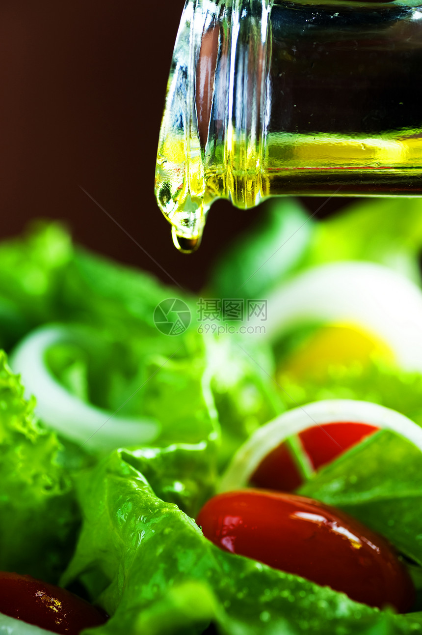 健康沙拉和香粉橄榄油合闭图片