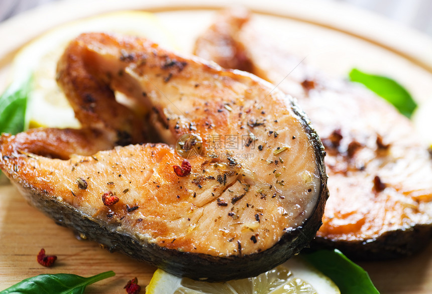 Grilled 鲑鱼餐厅辣椒胡椒美味菠萝盘子午餐脂肪美食食物图片