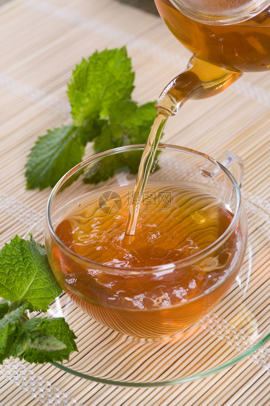 欢呼健康茶酿造叶子薄荷桌子玻璃杯子蓝色饮料竹子运动图片