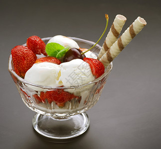 草莓樱桃冰淇淋冰淇淋配料味道餐厅咖啡店甜点宏观水果奶油香草美食背景