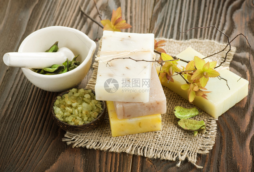 木本背景上天然成份的人工肥皂(手工肥皂)图片