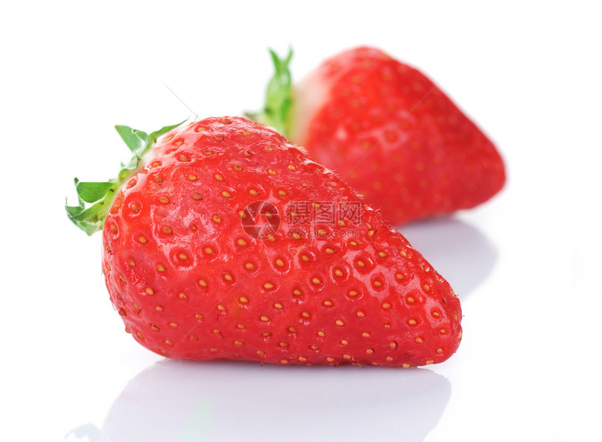 新鲜的原始草莓在白色上孤立图片
