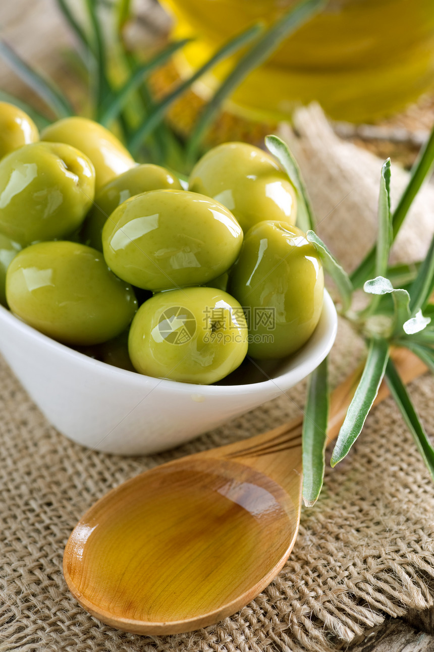 橄榄和橄榄油瓶子处女黄色烹饪水果环境绿色美食植物勺子图片