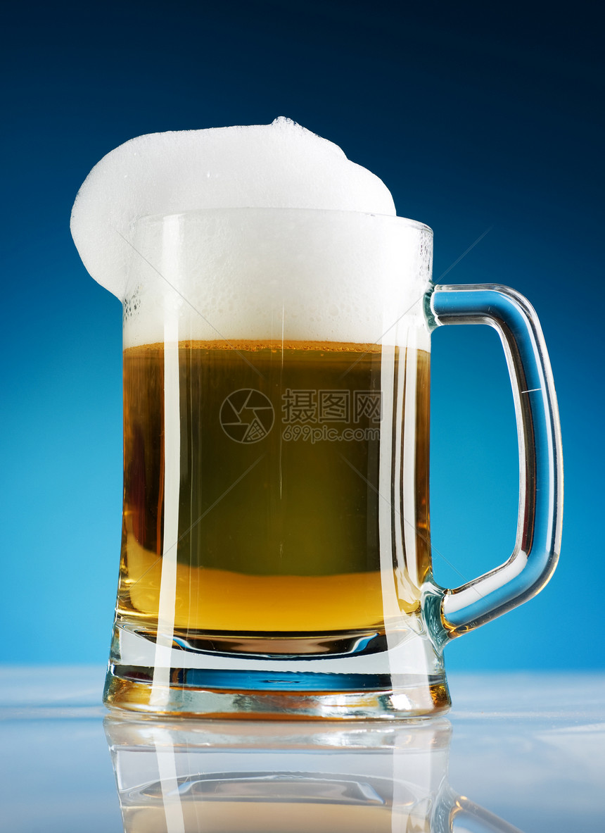 啤酒瓶子草稿豪饮饮料派对背光啤酒厂宏观玻璃泡沫图片