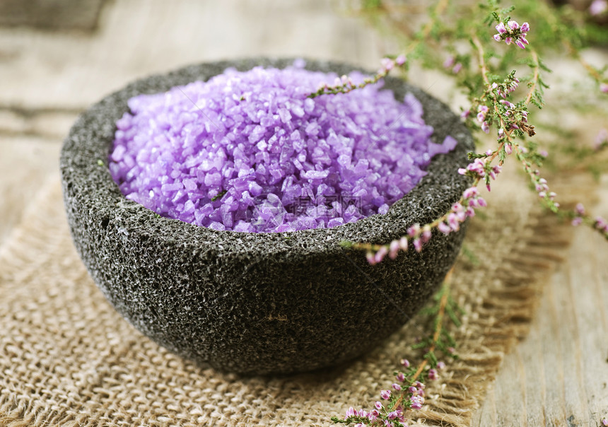 含盐蓝卫生治疗呵护芳香奢华生活宏观化妆品紫色木头图片