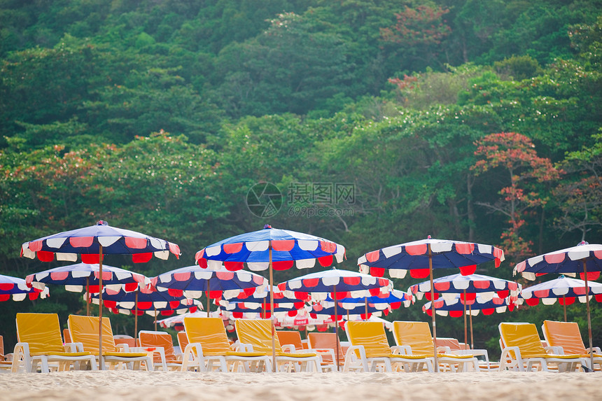 海上度假渡海闲暇热带旅行黄色气候绿色太阳椅遮阳棚椅子雨伞图片