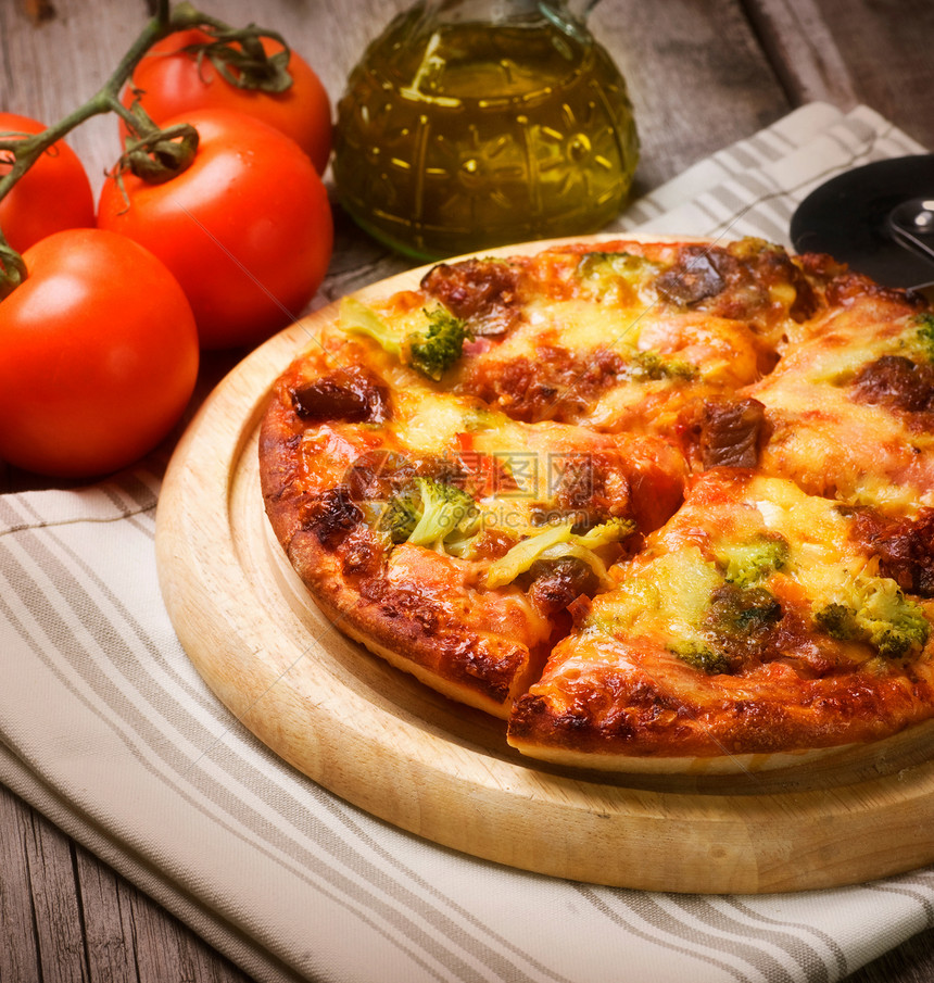 比萨平底锅托盘金属食物午餐蔬菜烹饪面团用餐脆皮图片
