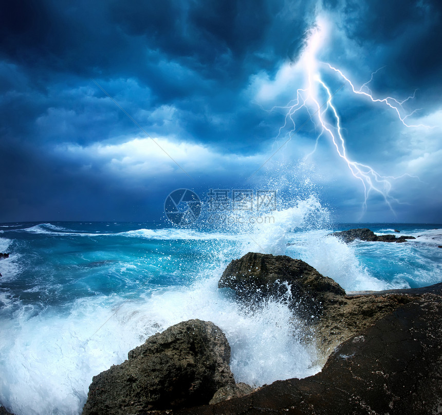 海洋风暴石头霹雳海浪戏剧性支撑天空热带气候活力海啸图片