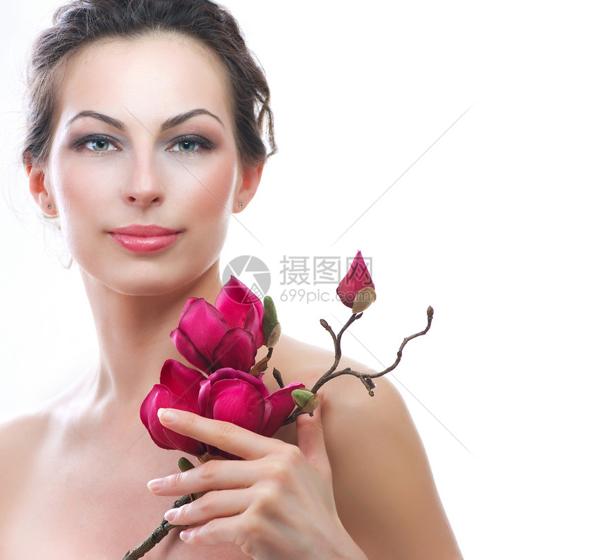 有着春花的美丽健康女性 Spa呵护润肤清洁治愈皮肤紫色水疗玉兰花朵女孩图片