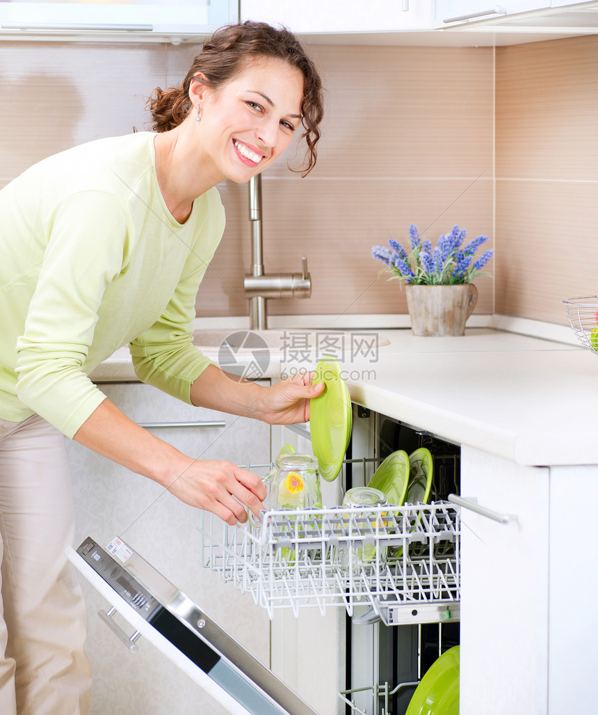 厨房做家务的年轻女子 洗碗工作 清洗妻子洗碗机卫生幸福陶器用具女士家政家务打扫图片