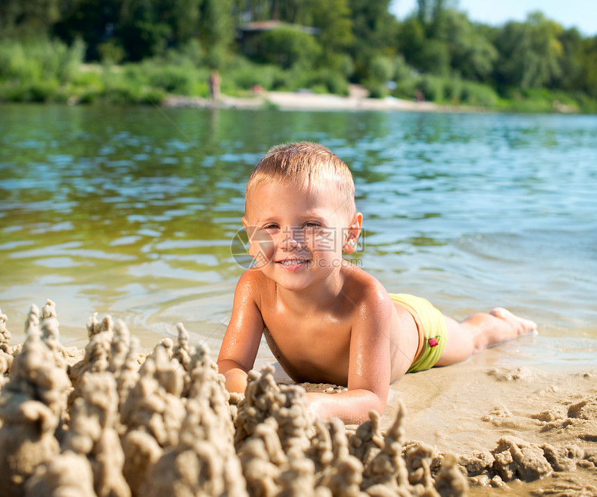 夏天在沙滩玩得开心的孩子图片
