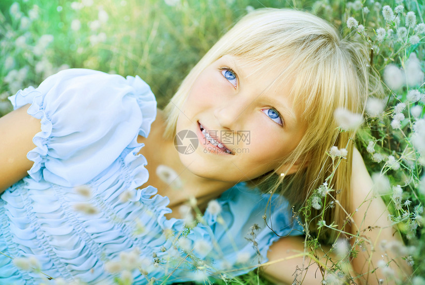 美丽快乐的小女孩户外闲暇晴天情绪教育花朵假期乐趣金发公园蓝色图片