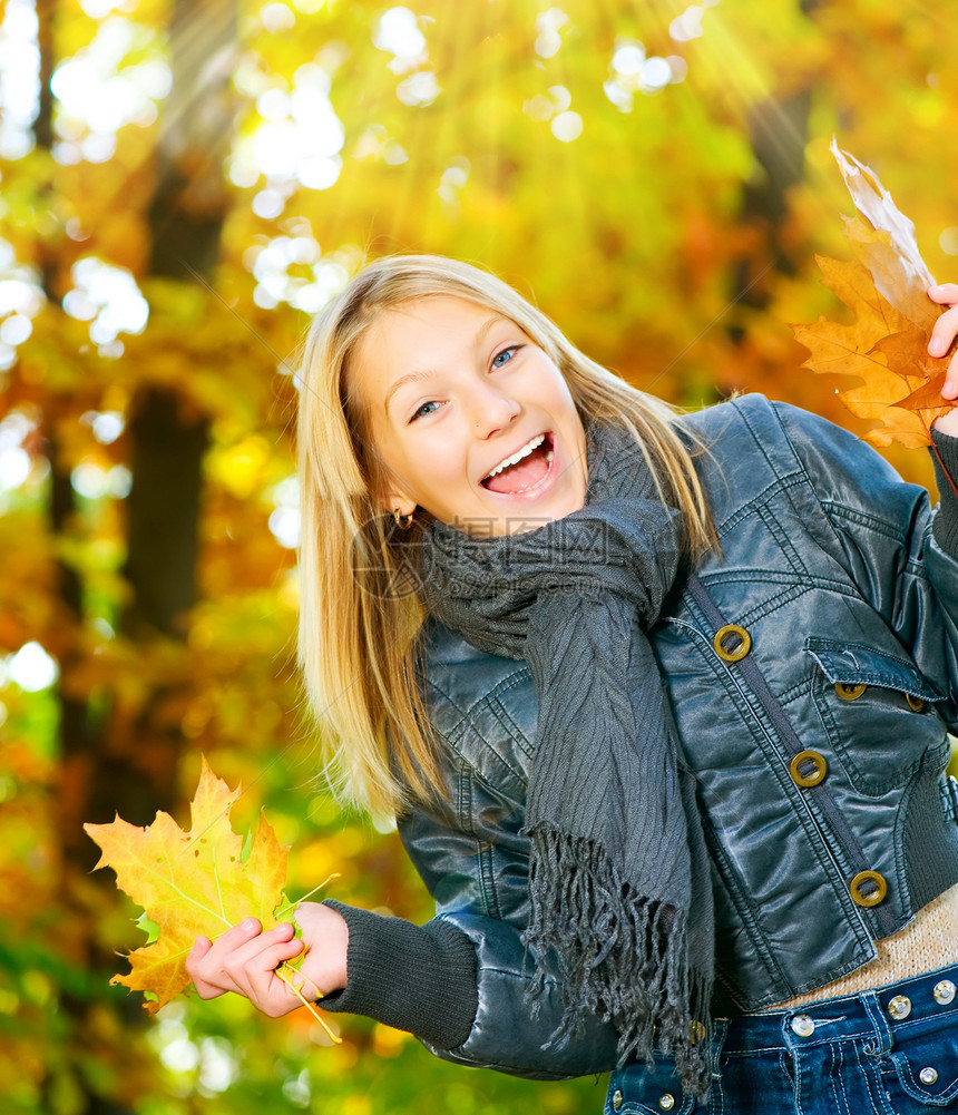 美丽的年轻女孩在秋天公园玩得开心青少年金发女朋友姐姐学校树叶青年女学生微笑树木图片
