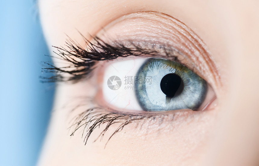 美丽的女性眼角膜化妆品女士手术反射眼皮宏观鸢尾花睫毛蓝色图片