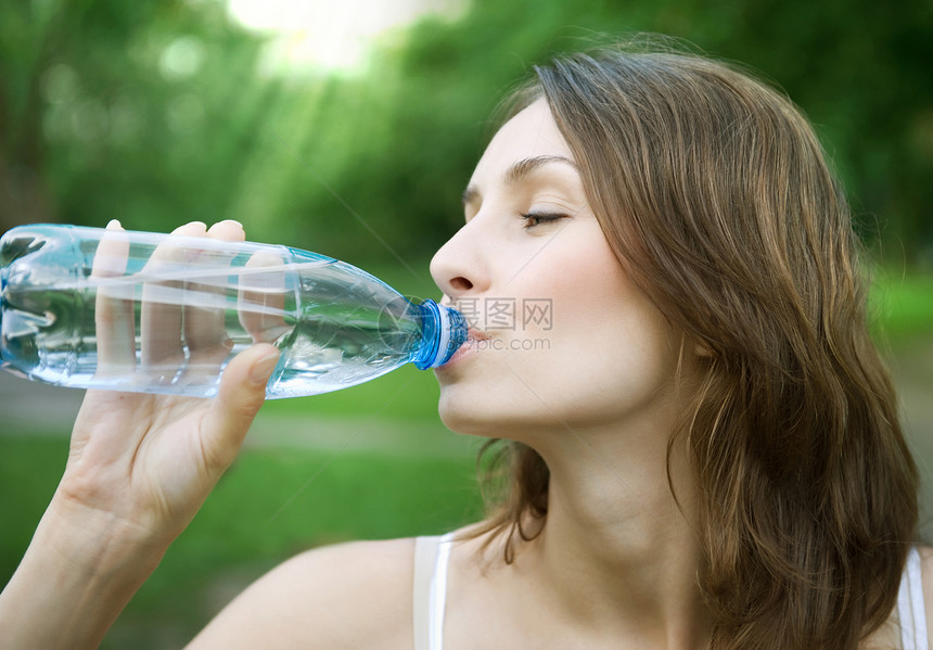 年轻健康女性从瓶中喝水青年饮食瓶装公园生活女孩液体蓝色乐趣矿物图片