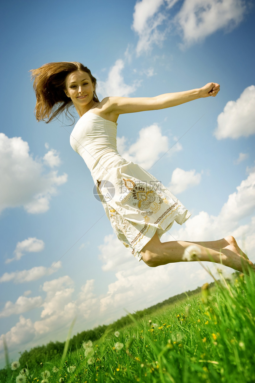 快乐的少女跳过蓝天女士喜悦生活活力乐趣太阳幸福女性自由假期图片