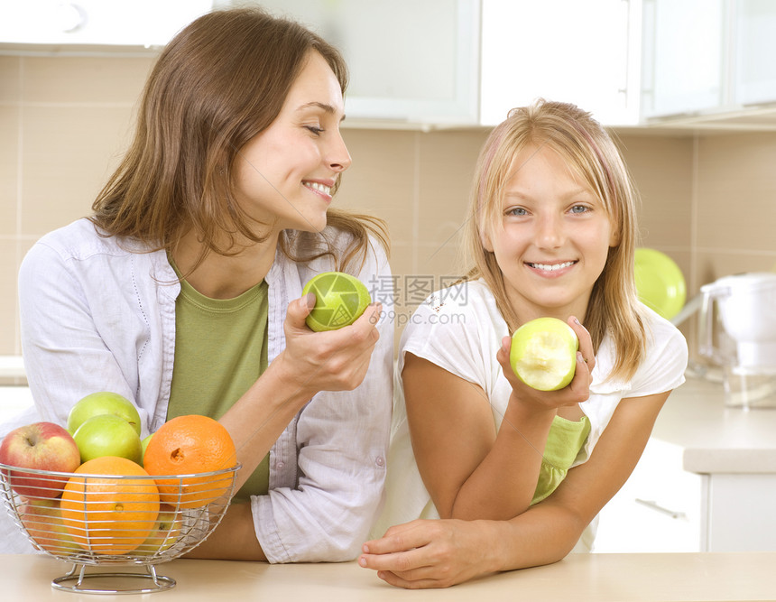 幸福的妈妈和女儿一起吃健康的食物女孩女士微笑父母家庭营养黑发母亲快乐乐趣图片