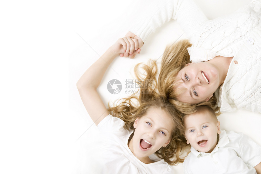 幸福家庭 妈妈和孩子都白着女士眼睛兄弟牙齿女孩父母女儿情绪姐姐拥抱图片