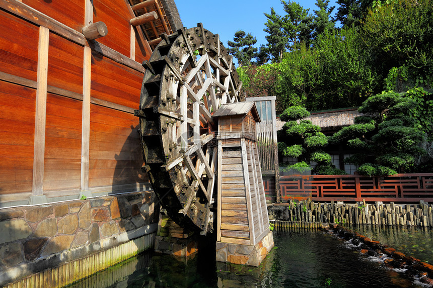 木制水轮池塘植物城市水车木头草地游客历史地标文化图片