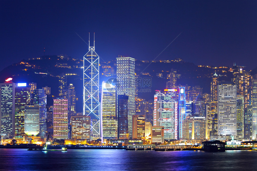 晚上在香港天空商业总部玻璃金融市中心白色城市建筑黑色图片