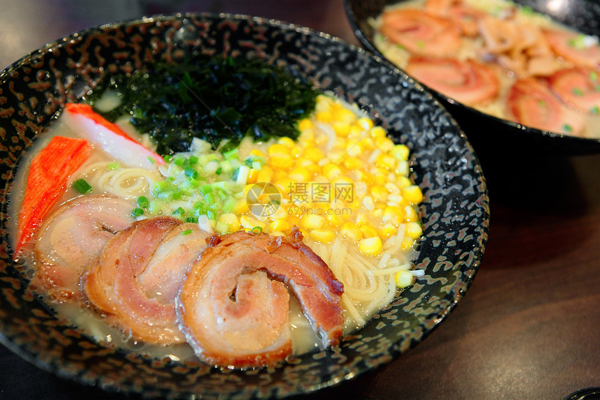 日本拉面面肉汤勺子美食食物午餐玉米棕色早餐面条蔬菜图片