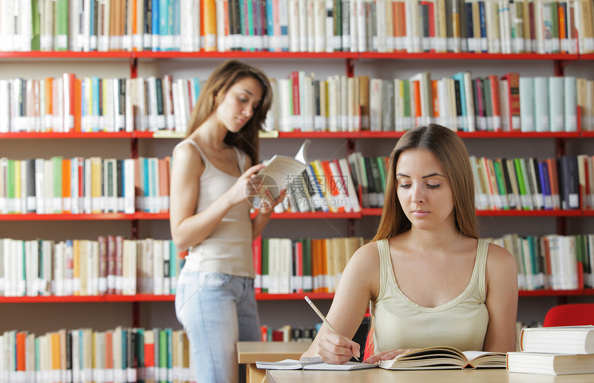 在图书馆里水平长发女性摄影成人学习大学生图书教育学生图片