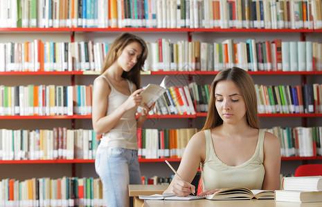 在图书馆里水平长发女性摄影成人学习大学生图书教育学生背景图片