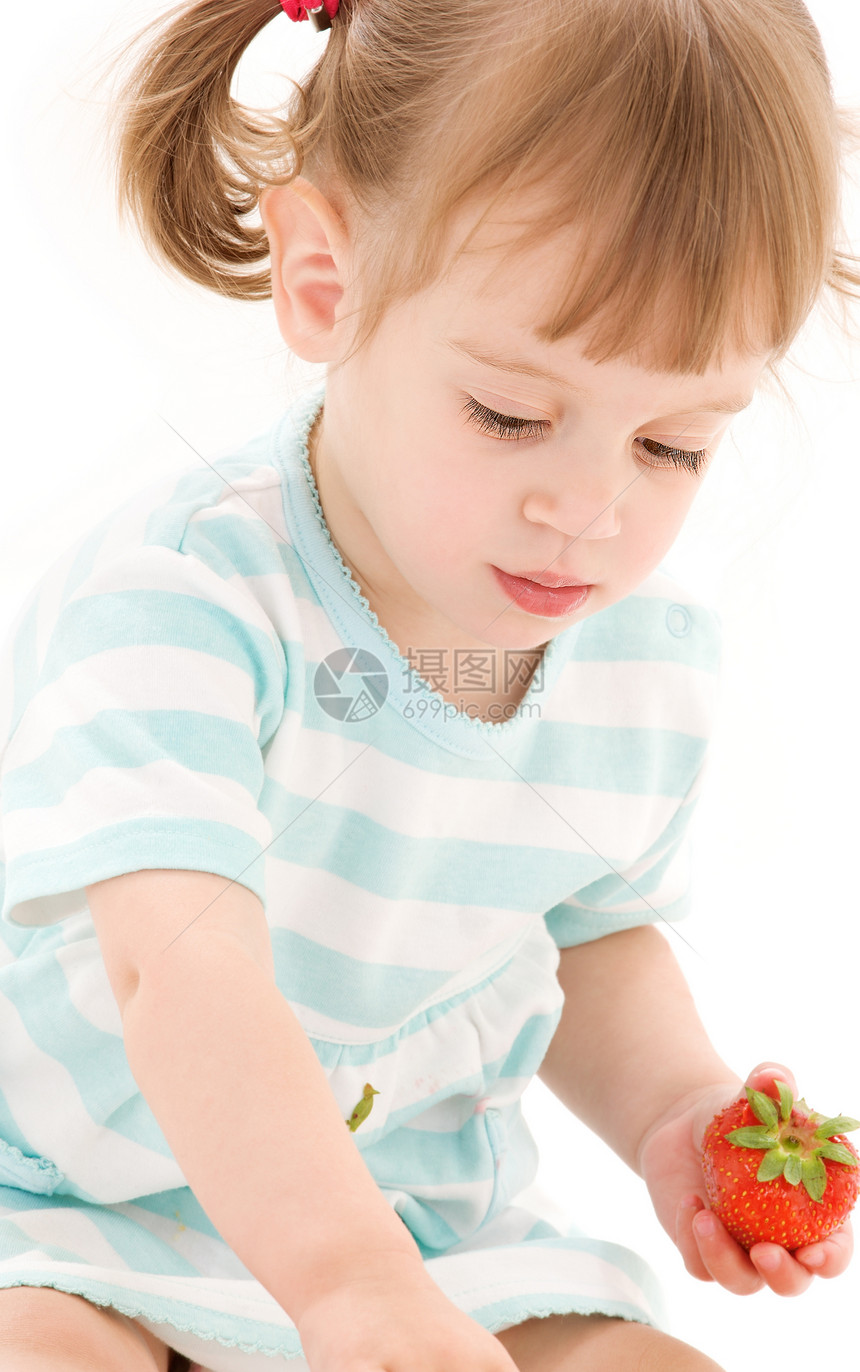 有草莓的小女孩营养女性水果食物棕色眼睛活力婴儿甜点裙子图片