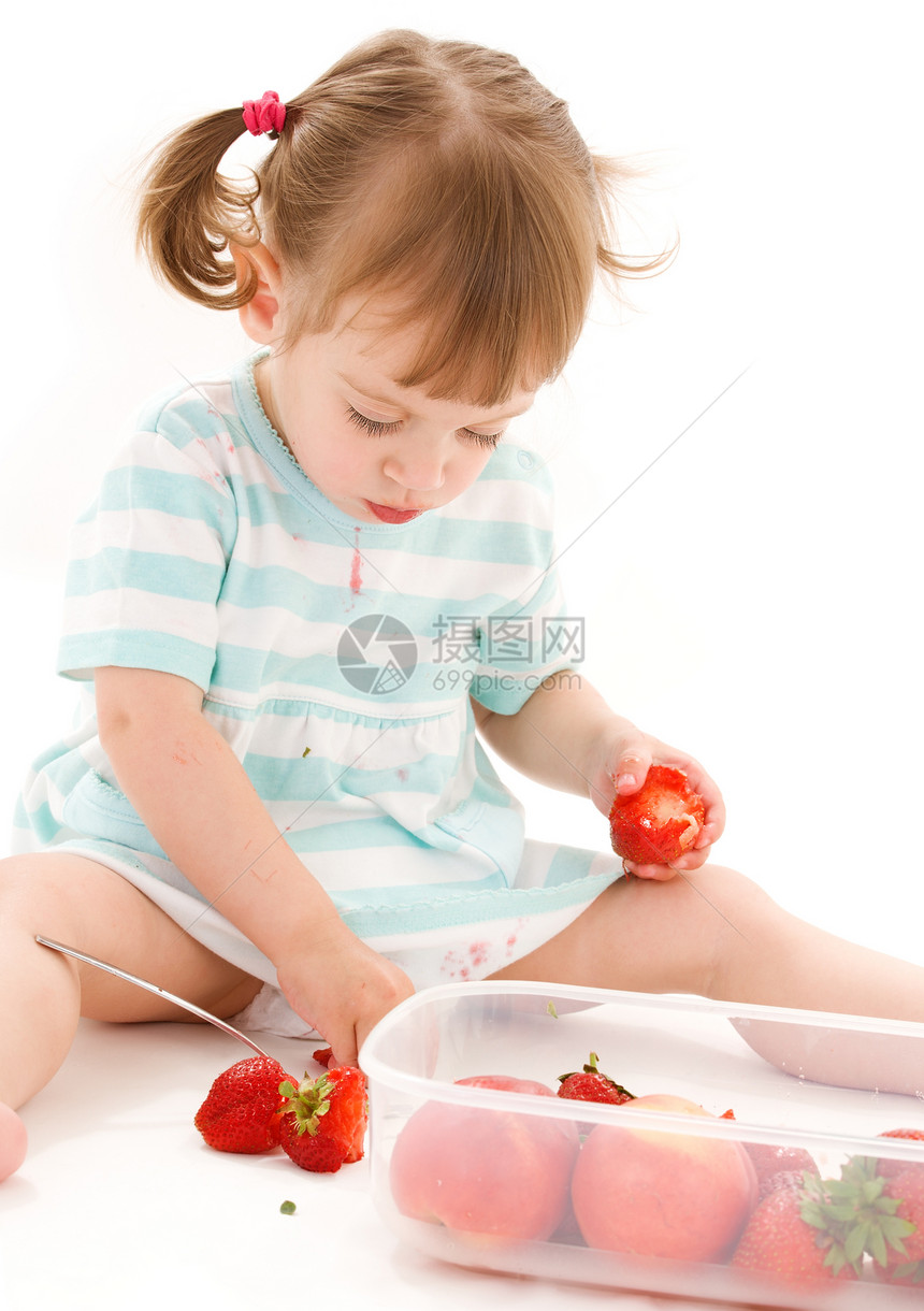 有草莓的小女孩土壤食物女性婴儿裙子孩子营养童年水果女孩图片