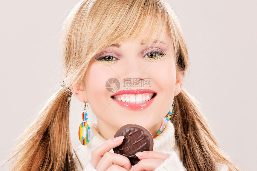 饼干金发女郎微笑营养享受饮食女孩羊毛甜点乐趣女性图片