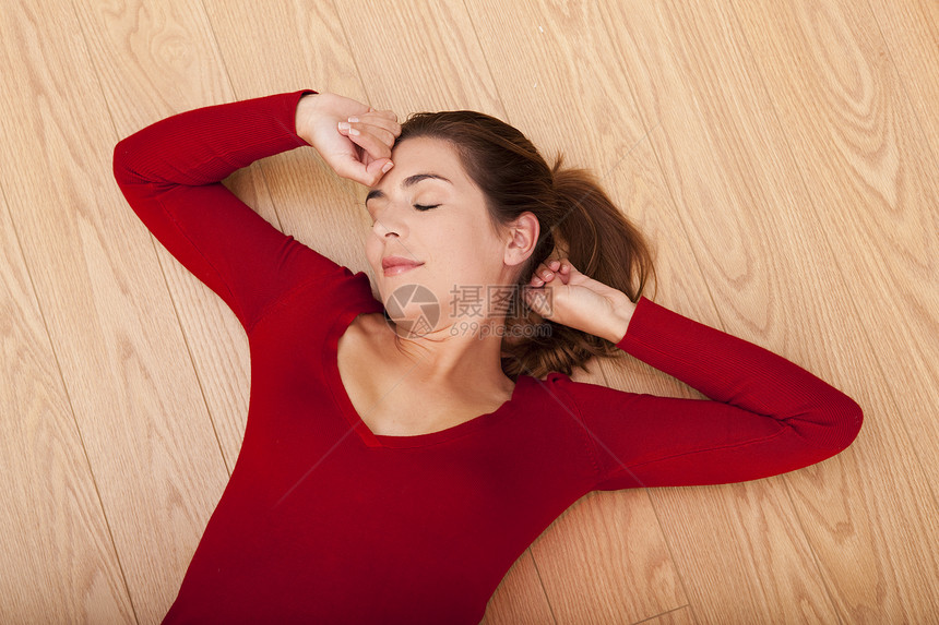 沉睡妇女地面快乐女性成人黑发红色困倦女孩生活图片