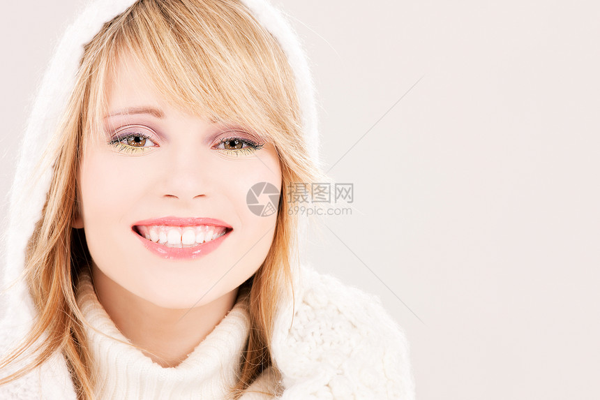 穿连帽衫的可爱少女微笑女孩毛衣青少年头发女士容貌皮肤羊毛金发女郎图片