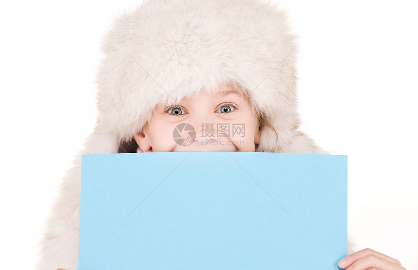身戴冬帽 带空白板的女孩帽子女性广告蓝色展示海报孩子木板棉被围巾图片