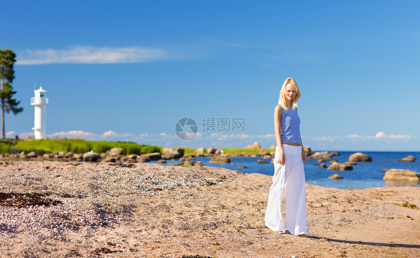 海洋自由快乐女性幸福海滩天空享受金发女郎中年背心图片