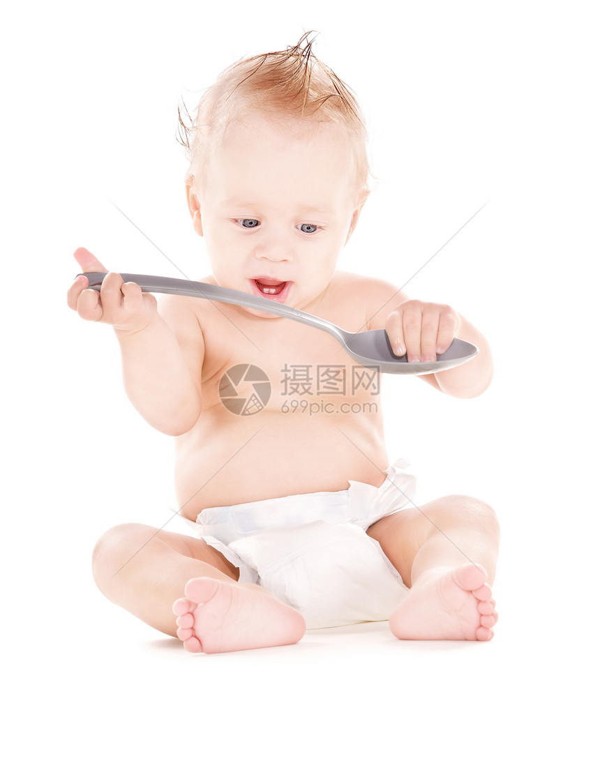 用大勺子的婴儿男孩生活微笑尿布孩子青少年童年卫生男生快乐男性图片