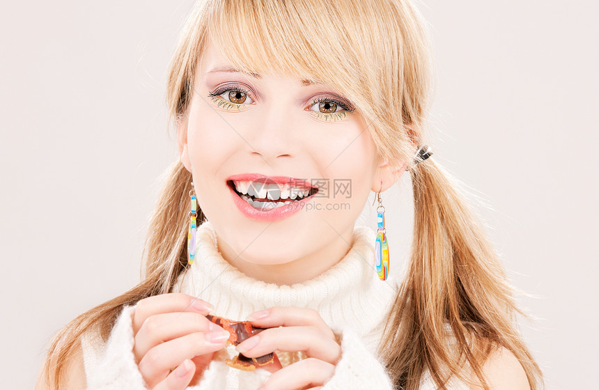 饼干羊毛毛衣饮食巧克力享受金发女郎乐趣女孩微笑女性图片