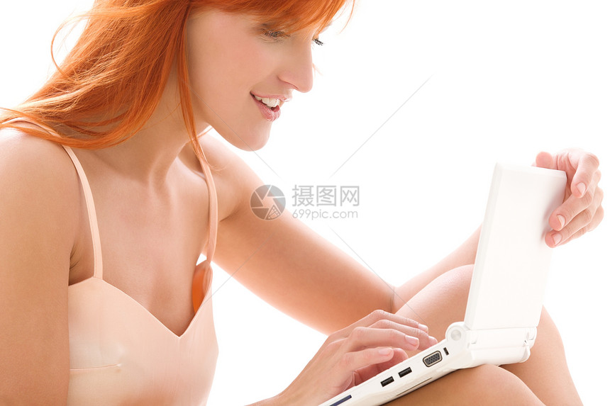 带笔记本电脑的快乐红发女人互联网微笑技术网络电子邮件上网女孩八卦女性邮件图片