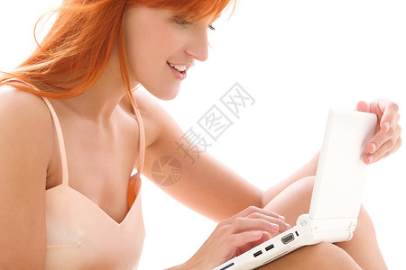 带笔记本电脑的快乐红发女人互联网微笑技术网络电子邮件上网女孩八卦女性邮件背景图片