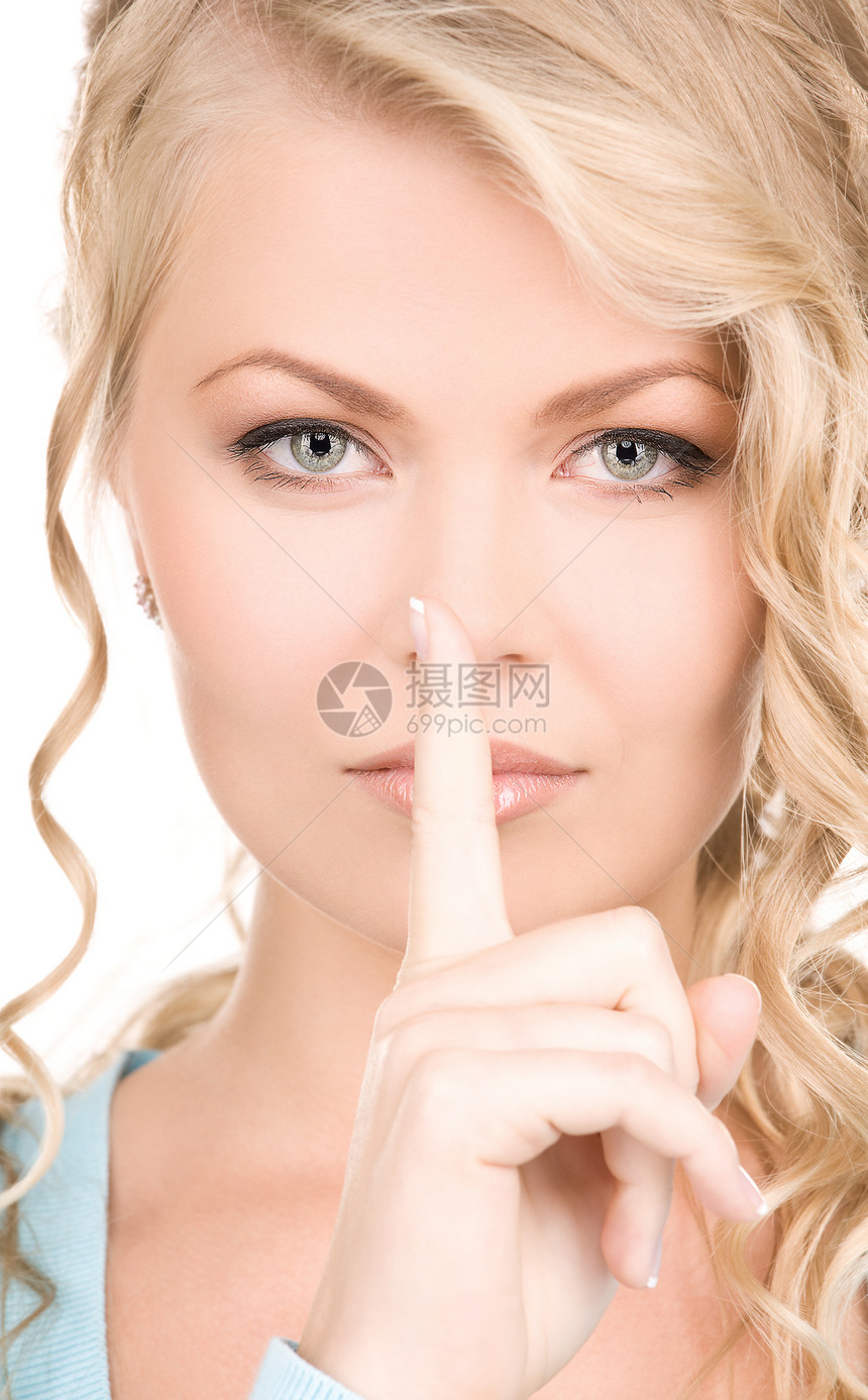 嘴唇上的手指秘密阴谋手势女孩成人女性金发女郎白色图片