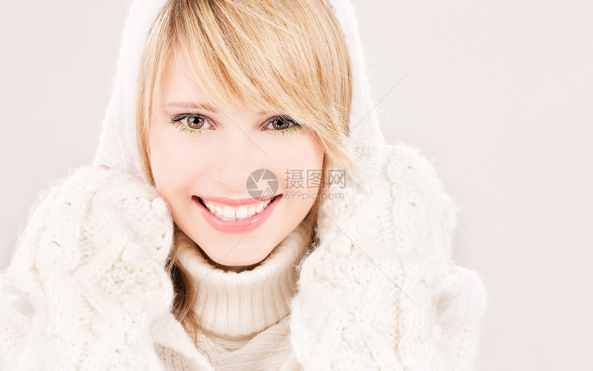 穿连帽衫的可爱少女女士青少年羊毛毛衣女性金发女郎女孩微笑头发容貌图片