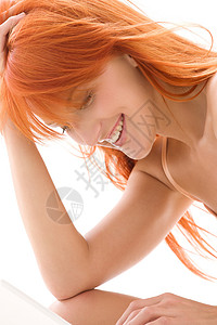 带笔记本电脑的快乐红发女人网络上网女性八卦电子邮件女孩互联网邮件微笑技术背景图片