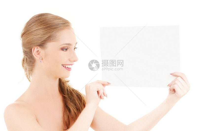 带着空白板的快乐女孩空白推介会海报广告木板微笑女性卡片展示白色图片
