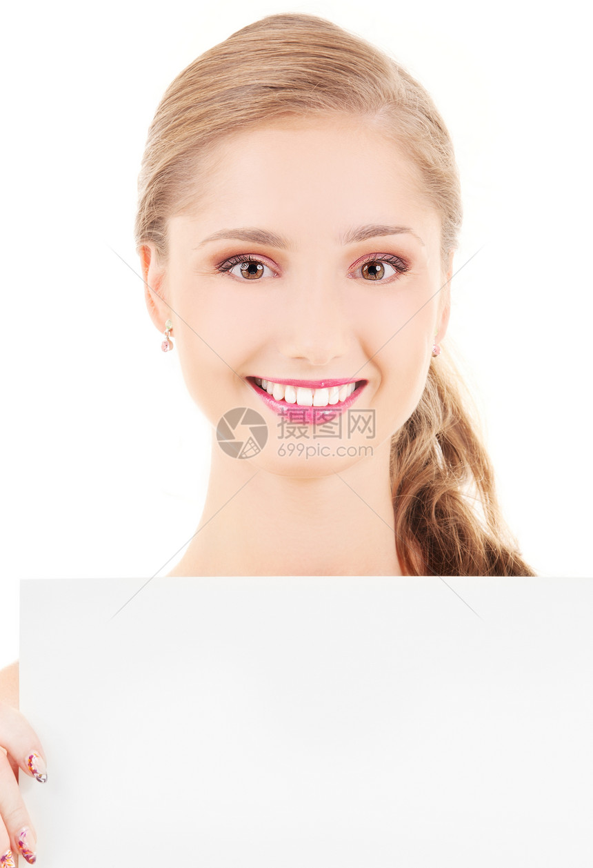 带着空白板的快乐女孩展示白色广告木板空白卡片女性推介会微笑床单图片
