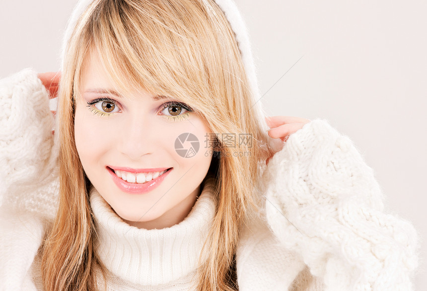 穿连帽衫的可爱少女微笑头发女士女性毛衣皮肤女孩金发女郎羊毛容貌图片