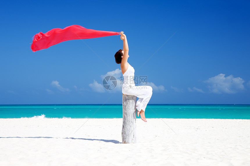 在海滩上快乐的女人乐趣旅行海洋享受女性女孩热带阳光活力晴天图片