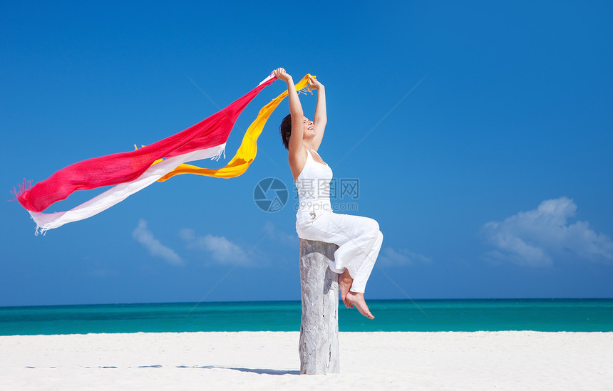 在海滩上快乐的女人围裙旅行天空天堂女孩海洋幸福福利享受海岸图片