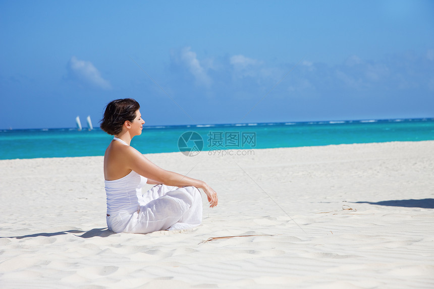 沙滩上的默思女孩海洋自由保健微笑旅行假期姿势享受锻炼图片