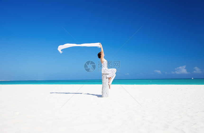 在海滩上快乐的女人旅行女性海洋天堂热带享受围裙蓝色海岸晴天图片