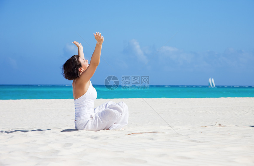 沙滩上的默思海洋假期瑜伽享受蓝色自由锻炼女孩卫生福利图片